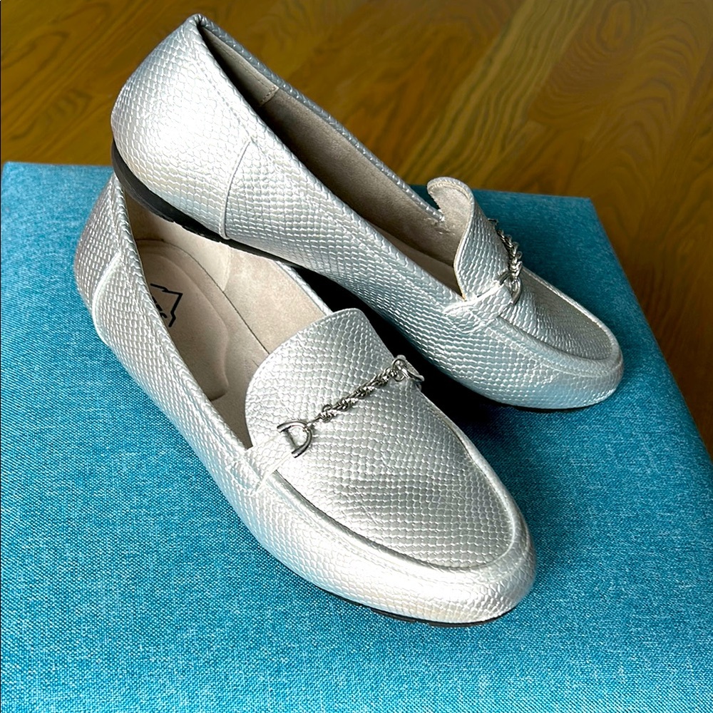 Cliffs by WHITE MOUNTAIN Silver Flats with Textured Finish